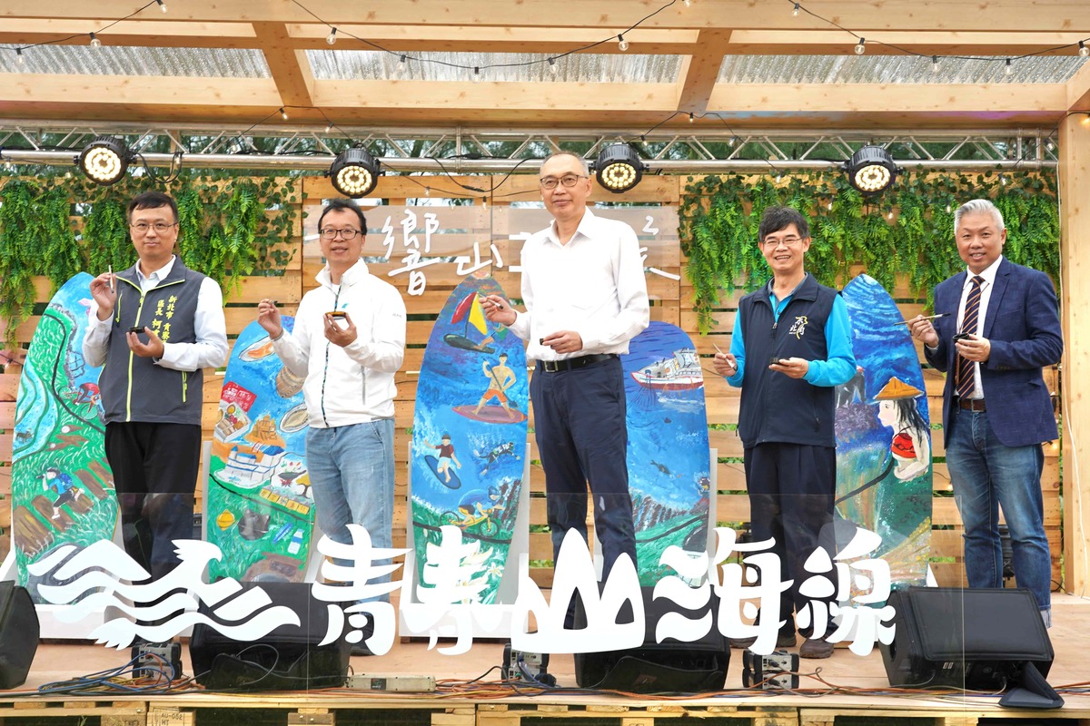 今(20)日開幕儀式現場由新北市副市長謝政達與多位貴賓一同提起畫筆，共同完成串接著整幅圖畫的自行車道。 圖：新北市觀旅局提供