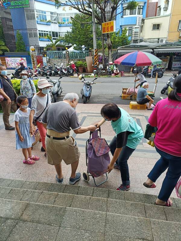 協助行動不便或年長的民眾裝袋或搬運。 圖：新莊區公所提供