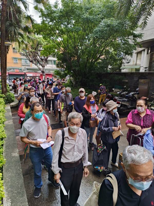 長者一大早至公所領取白米。 圖：新莊區公所提供