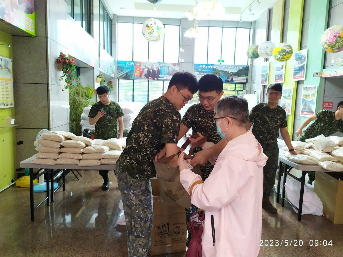 國軍參與，協助行動不便或年長的民眾裝袋或搬運。 圖：新莊區公所提供