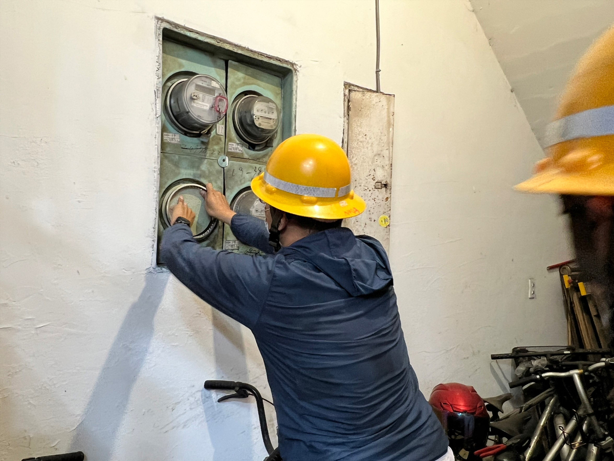 新北市府公安小組，執行斷水電處分。 圖：新北市城鄉局提供