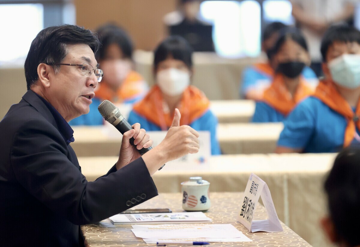 劉和然一一回答小局長們的提問。 圖：新北市環保局提供