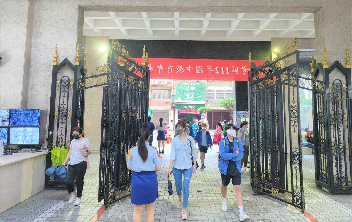 112年國中教育會考-考生進入考場場景。 圖：新北市教育局提供