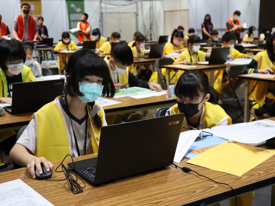 「2023廣達游智盃創意程式競賽」入圍隊伍專注挑戰「關卡任務」，要能展現「運算思維」及「機電整合力」，才有機會入選最優30強。 圖：新北市教育局提供