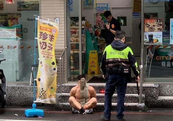 警抽打「超商浩克」 ，警棍「打到斷」，遭記過2次。 圖：翻攝自記者爆料網