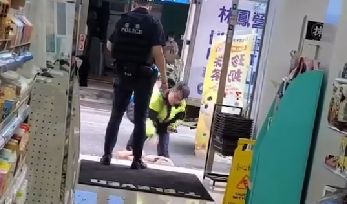 員警以警棍抽打「超商浩克」多下，是否依執法過當惹議。精神科名醫沈政男表示，警察在現場必須迅速判斷如何保障自身安全，「非事後像很多人閒閒看錄影在那邊說三道四。」 圖：翻攝自記者爆料網