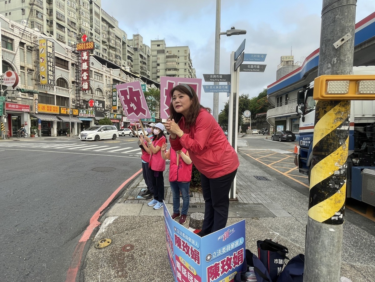 陳玫娟(右)天天站路口向市民請託。 圖：陳玫娟服務處提供