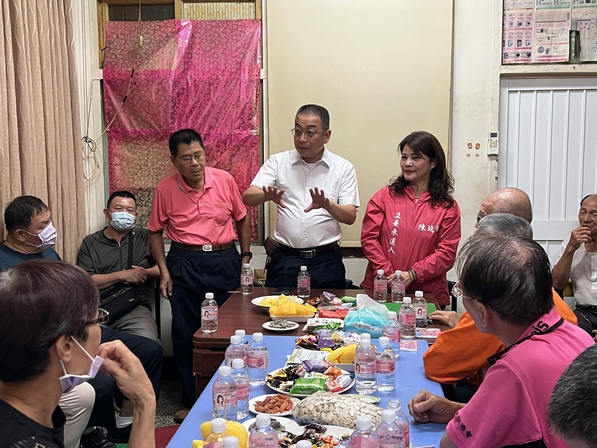 陳玫娟向地方.人士請益。 圖：陳玫娟服務處提供
