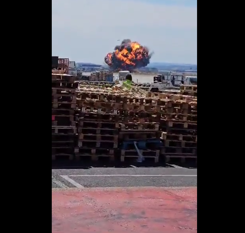 西班牙空軍一架F-18戰鬥機20日在飛行表演訓練中失事墜毀，飛機撞擊地面時冒出巨大火光。 圖：@OnAviation推特影片截圖