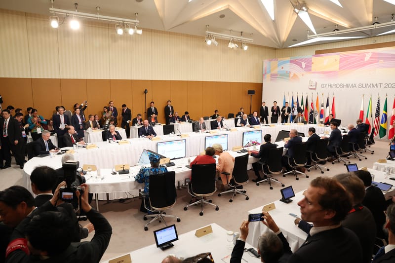 G7領袖高峰會在日本廣島舉行3天，21日將閉幕，20日已發布聯合公報。預定21日下午日本首相岸田文雄舉行輪值主席國記者會，G7對中國、俄羅斯態度備受關注。圖為G7領袖及受邀國領袖20日開會情形。 圖：日本外務省提供/中央社