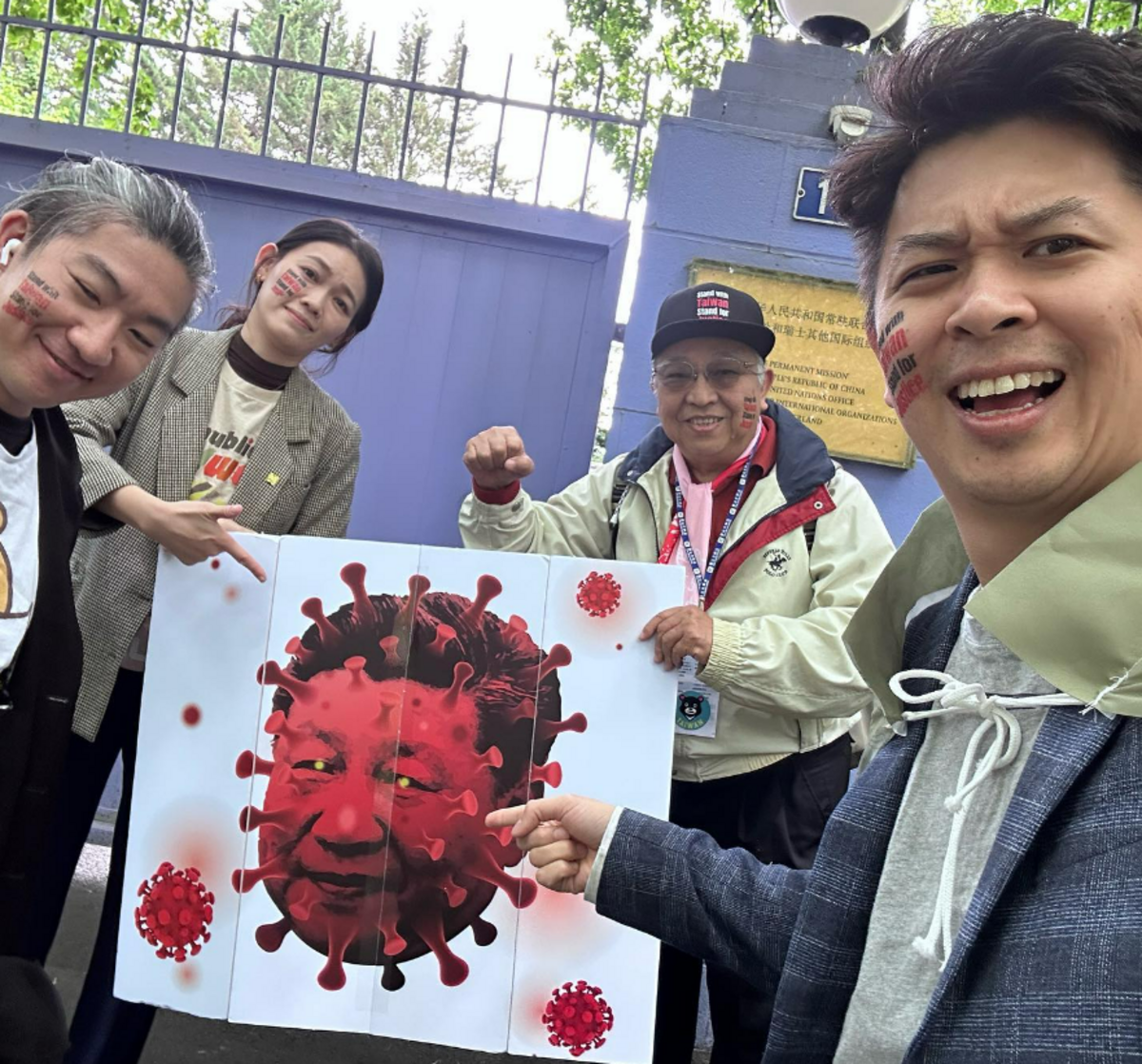 台灣聯合國協進會理事「盾牌牙醫」史書華(左)、台灣基進台北黨部主委吳欣岱(左2)、台灣聯合國協進會2023WHA宣達團團長張宗達及醫師杜承哲(右)20日赴中國常駐聯合國日內瓦辦事處前抗議，並表達參與世衛組織之訴求。 圖: 翻攝自臉書杜承哲