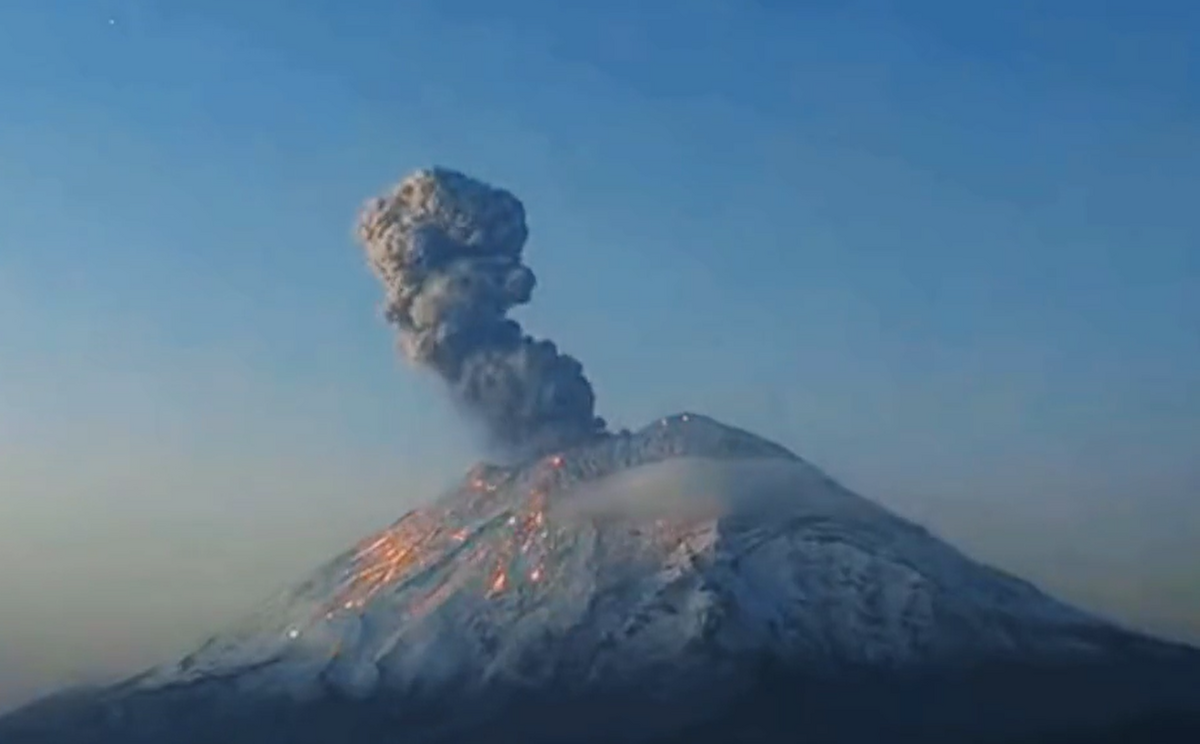 墨西哥首都墨西哥城東南方向的波波卡特佩特火山（Popocatepetl）近期出現小規模爆發。 圖 :翻攝自墨西哥國家災害防治中心（Cenapred）