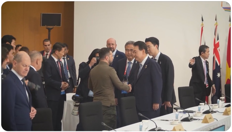 傳言北韓派兵援助俄羅斯，南韓及烏克蘭反應最為劇烈。圖為2023年南韓總統尹錫悅與烏克蘭總統澤連斯基在G7峰會「場邊」會面。 圖：截取@ZelenskyyUa推特影片