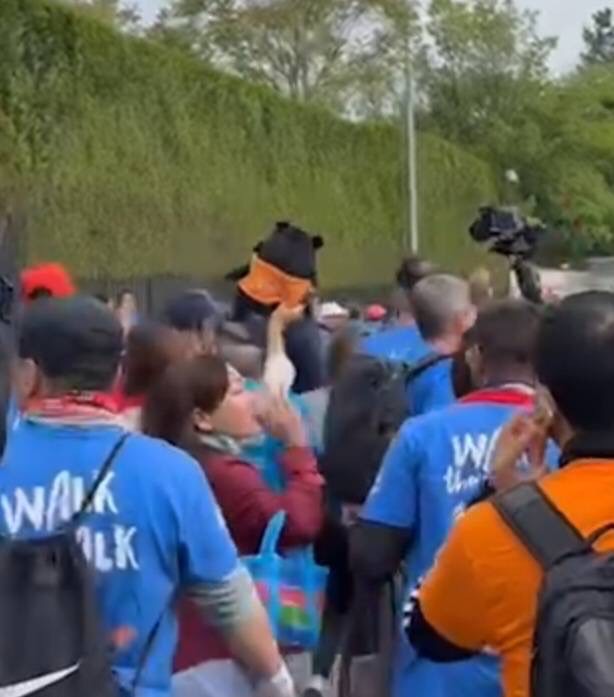台灣聯合國協進會WHO宣達團「Wall the Talk」活動巧遇 WHO 秘書長譚德塞，陳乃瑜將寫有 Taiwan 的台灣黑熊布偶送給譚德塞。 圖：新北市議員陳乃瑜辦公室提供