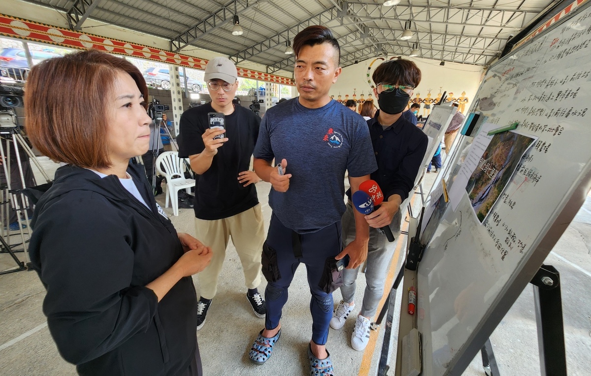 周春米趕到前進指揮所坐鎮關心救援情形。 圖：屏東縣政府提供