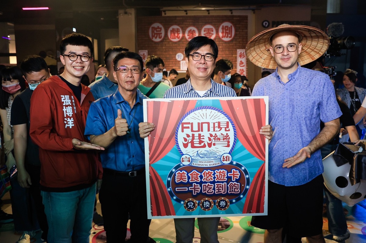 陳其邁(右二)與吳鳳(右一)等人見證雙語數位導覽系統正式上線。 圖：高雄市政府提供