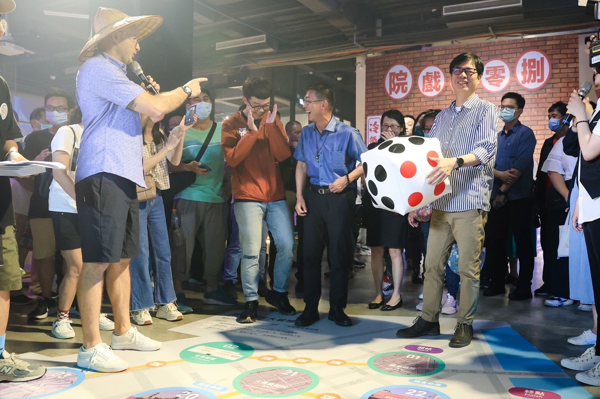 陳其邁(前右)玩真人版大富翁遊戲。 圖：高雄市政府提供