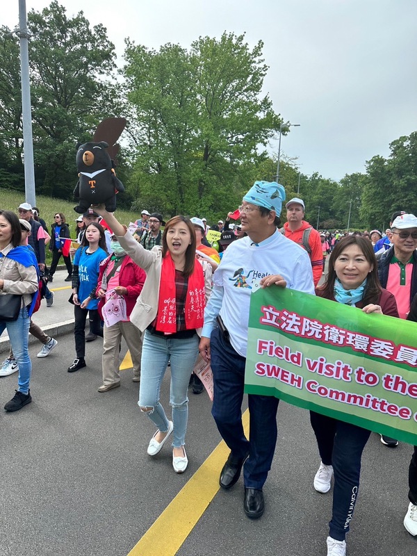 陳乃瑜將手中寫有 Taiwan 的台灣黑熊布偶送給譚德塞，希望他記得台灣人民的心聲，好好做對的事！ 圖：陳乃瑜辦公室提供