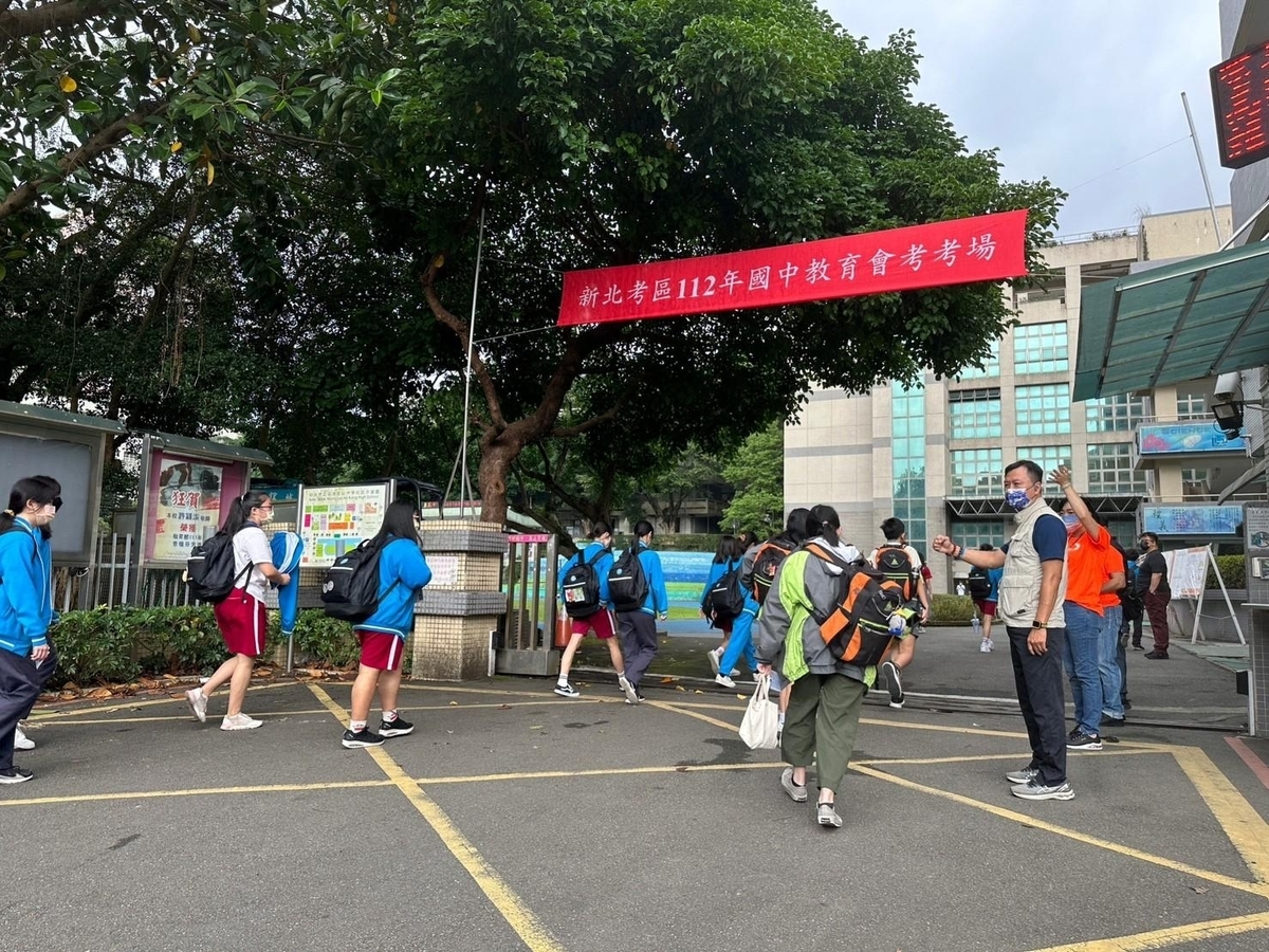 112年國中教育會考第2日，新北考區考生進試場場景。 圖：新北市教育局／提供