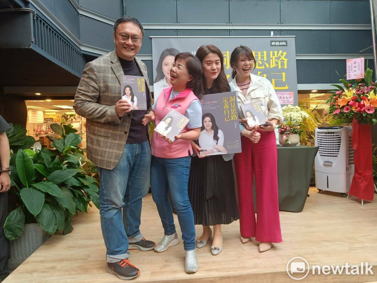 鄭照新等人為林筱淇站台，自稱是「台中戰隊」。  唐復年/攝