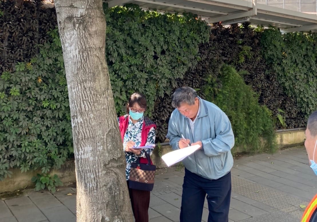 今年3月9日邀請行政院林業試驗所人員針對退縮範圍內57棵樹木進行實地逐一檢視。 圖：新北市經發局提供