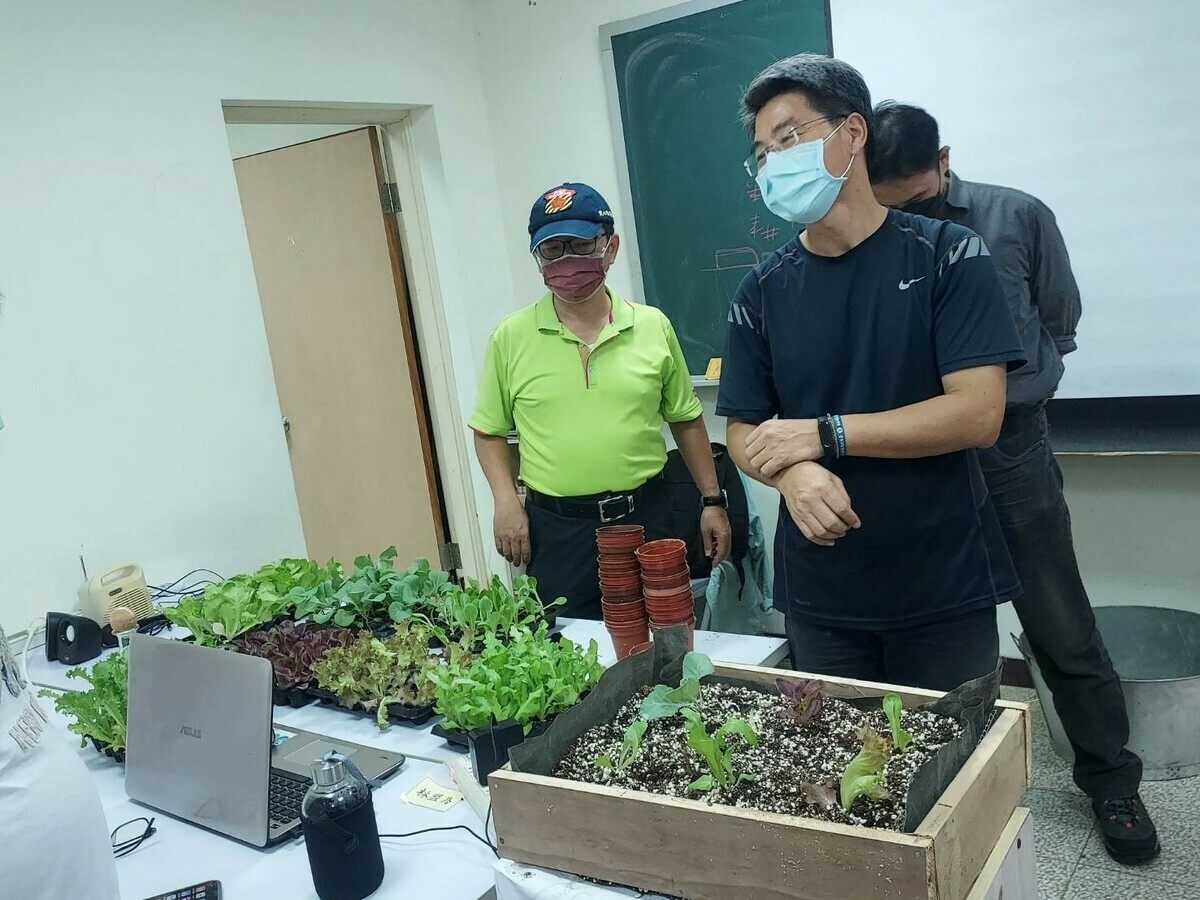 綠美學輔導團教學社區民眾DIY菜箱。 圖：新北市景觀處提供
