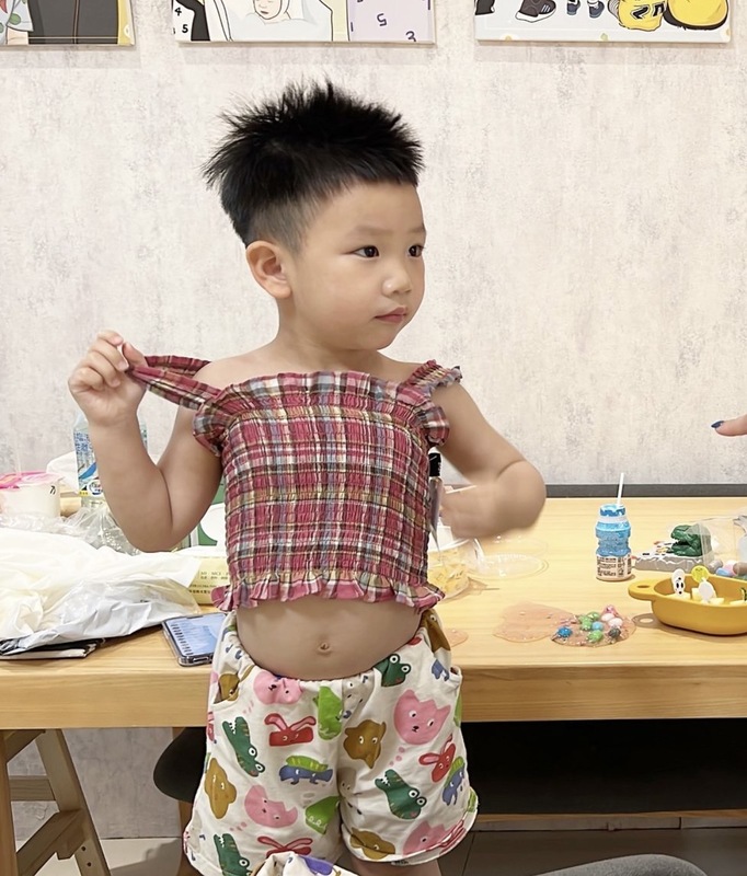 蔡波能穿了米寶的衣服變辣妹露肚裝。 圖：翻攝自蔡波能IG