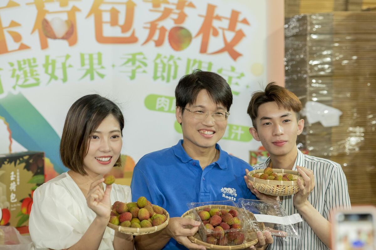 周璟瑜(左)搭檔直播主闆帥(右)賣爆玉荷包。 圖：高雄市農業局提供