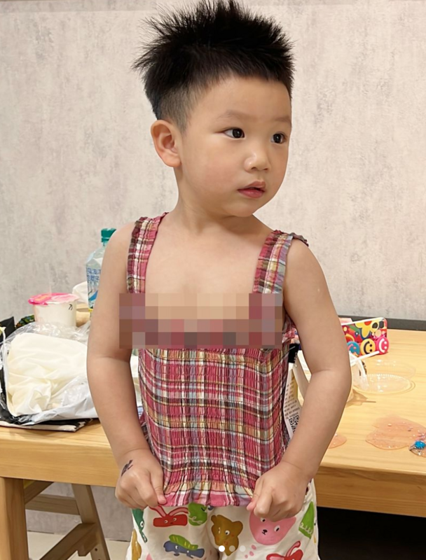 蔡波能因為露出肚子害羞便把衣服往下拉，結果胸部露出來了。 圖：翻攝自蔡波能IG
