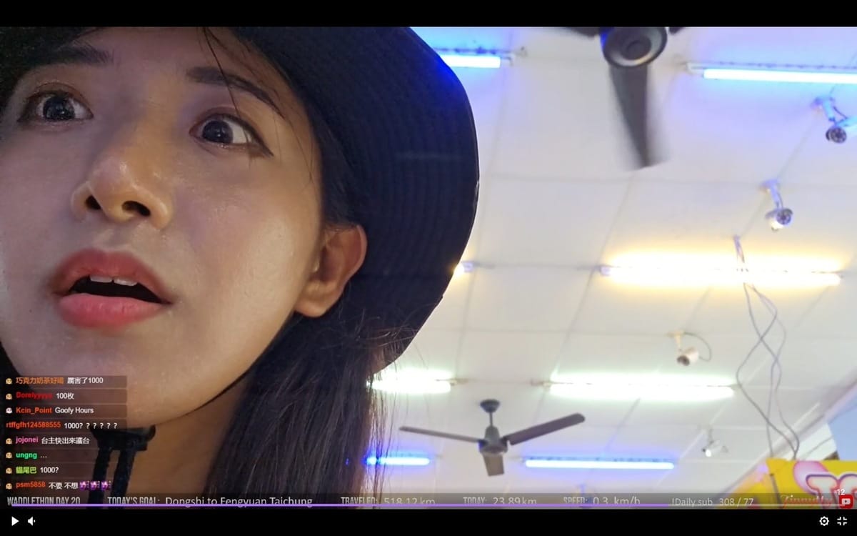 企鵝妹沒想到會掉出一堆零錢，一臉震驚。 圖：翻攝自Jinnytty Twitch