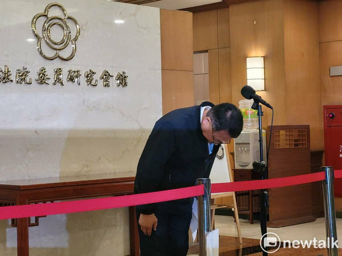 宣布退選後，民進黨立委陳歐珀向社會道歉。 圖：陳佩君／攝