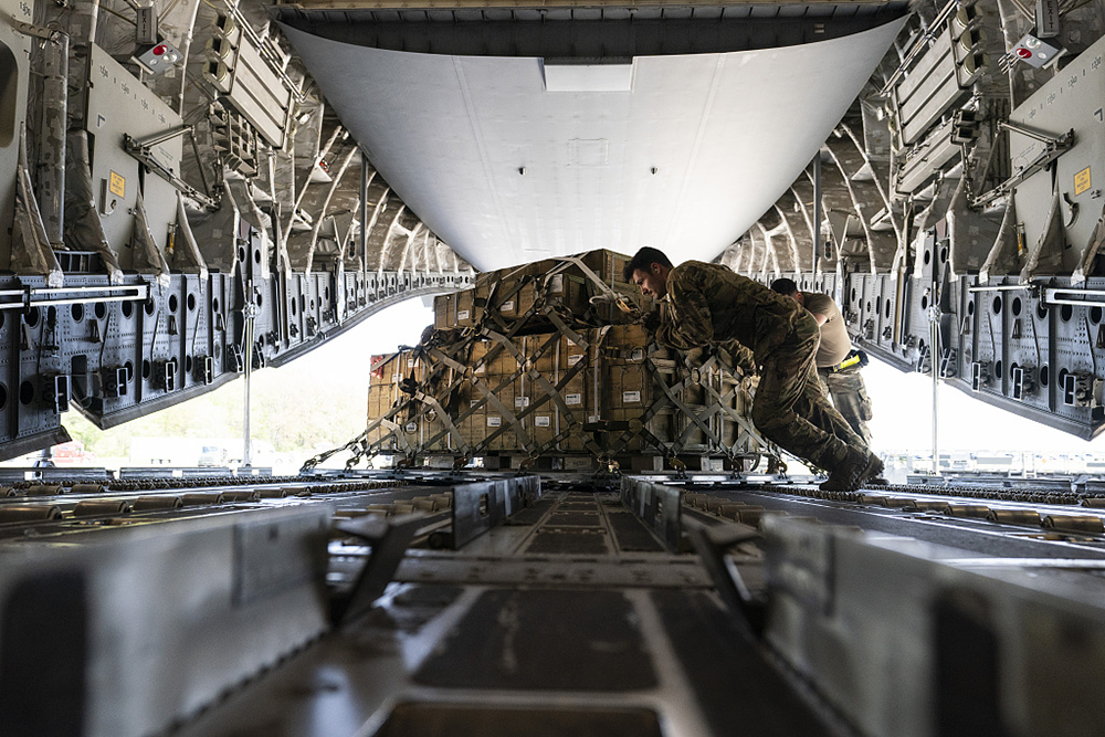 美國多佛空軍基地將砲彈引信等軍資運往烏克蘭。 圖：翻攝自澎湃新聞