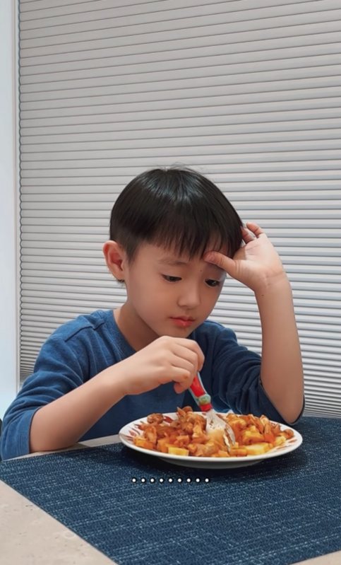 理科太太問Miles義大利麵好不好吃，Miles表情一言難盡。 圖：翻攝自Evelyn Chen 理科IG