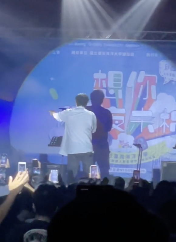 近日一段蕭煌奇在校園演唱會時背對觀眾演唱的影片，在網路上瘋傳。 圖：翻攝自TikTok