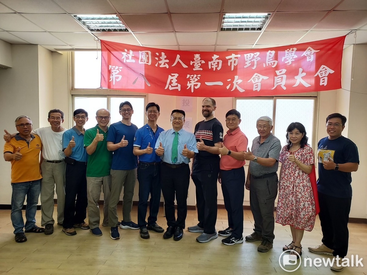 國內保育界重要團體─台南市野鳥學會舉行第八屆第一次大會並改選理事長，由蔡旺詮擔任新任理事長，從前任理事長潘致遠醫師手中接下印信和保育的重責大任。 圖：黃博郎／攝