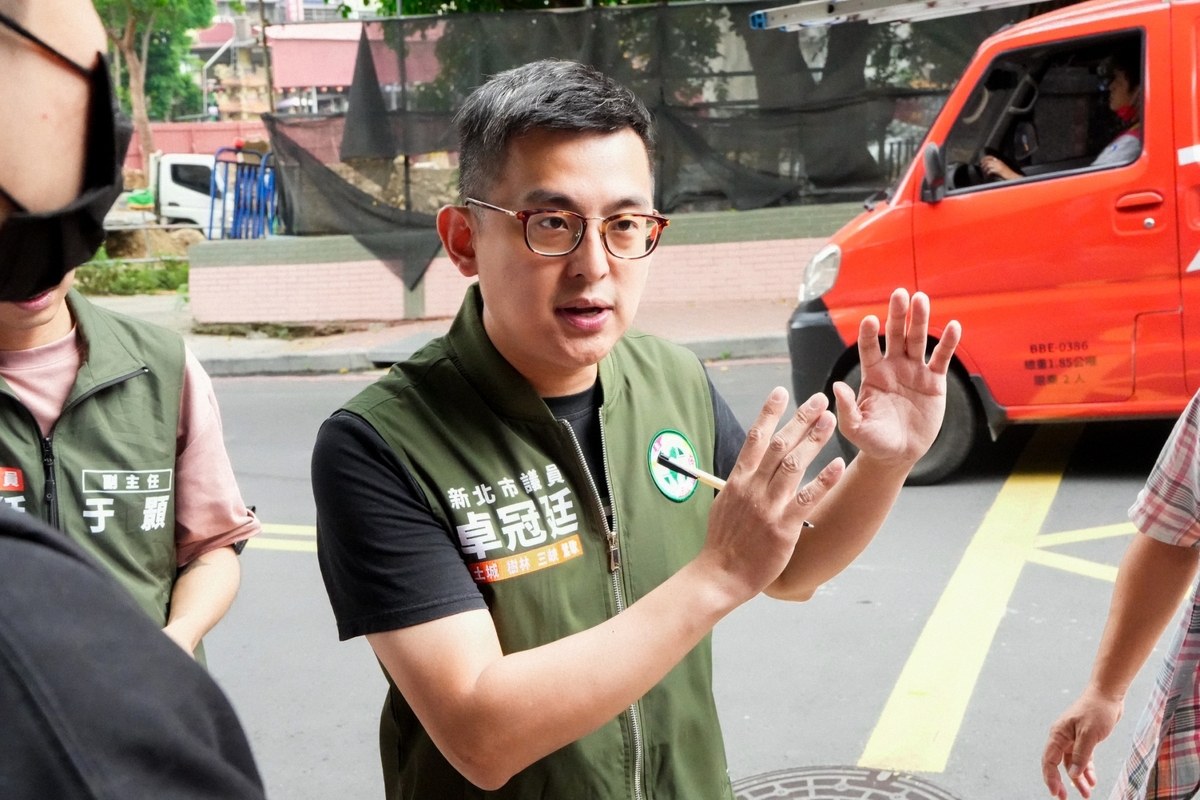 卓冠廷痛批，國民黨總統參選人、新北市長侯友宜不為市政缺失道歉，卻為了選總統一夜道歉，他要求侯友宜辭職，並向新北市民道歉。 圖：取自卓冠廷臉書（資料照）
