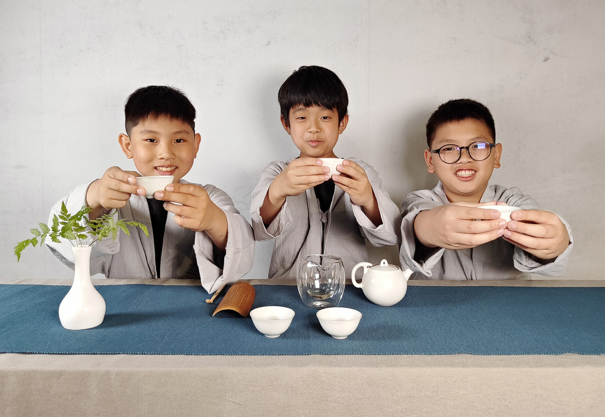 「您好，請喝茶！」每週三下午歡迎來茶博館喝一杯小茶人們泡的好茶！ 圖：新北市文化局提供