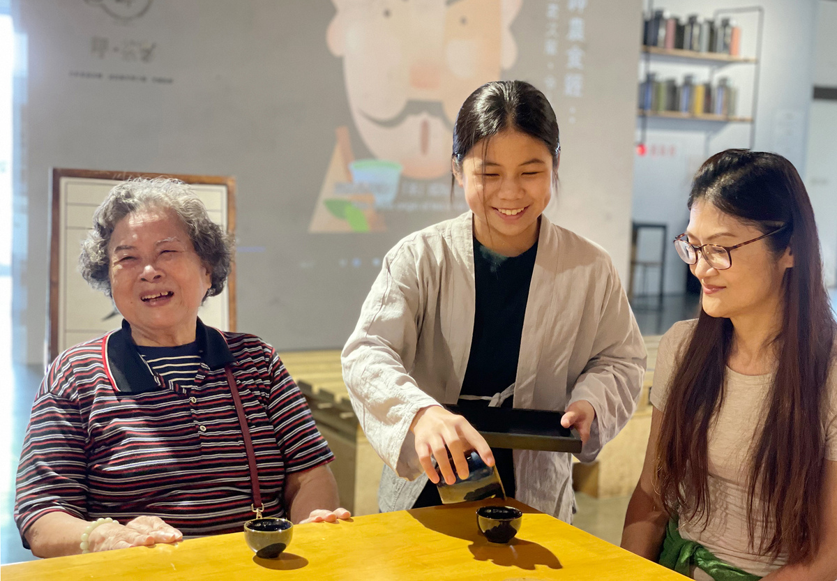 現場民眾開心品茗並與小茶人親切互動。 圖：新北市文化局提供