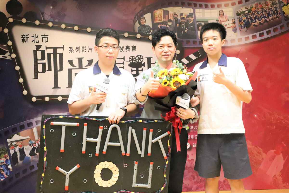 汐止國中9年級同學王清弘（左1）、林彥伯（右1）感謝瑞芳高工老師陳克堅（中）的陪伴與指導。 圖：新北市教育局提供