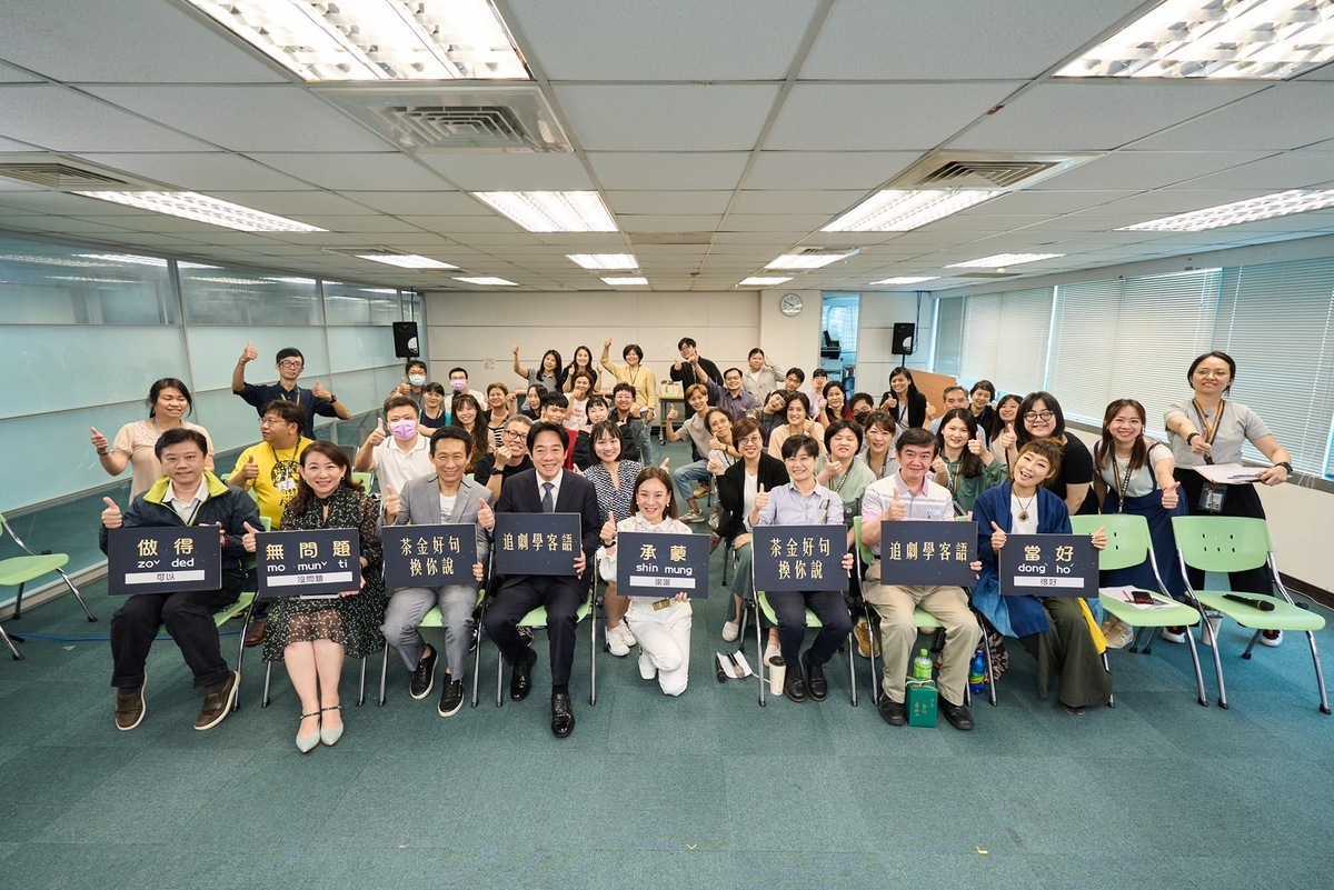 民進黨客家部22日在黨中央開客語課，找來《茶金》的客語老師張春泉，演員郭子乾及黨主席賴清德都出席。 圖：民進黨提供