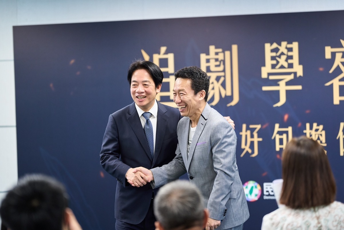 民進黨客家部22日在黨中央開客語課，找來《茶金》的客語老師張春泉，演員郭子乾及黨主席賴清德都出席。 圖：民進黨提供