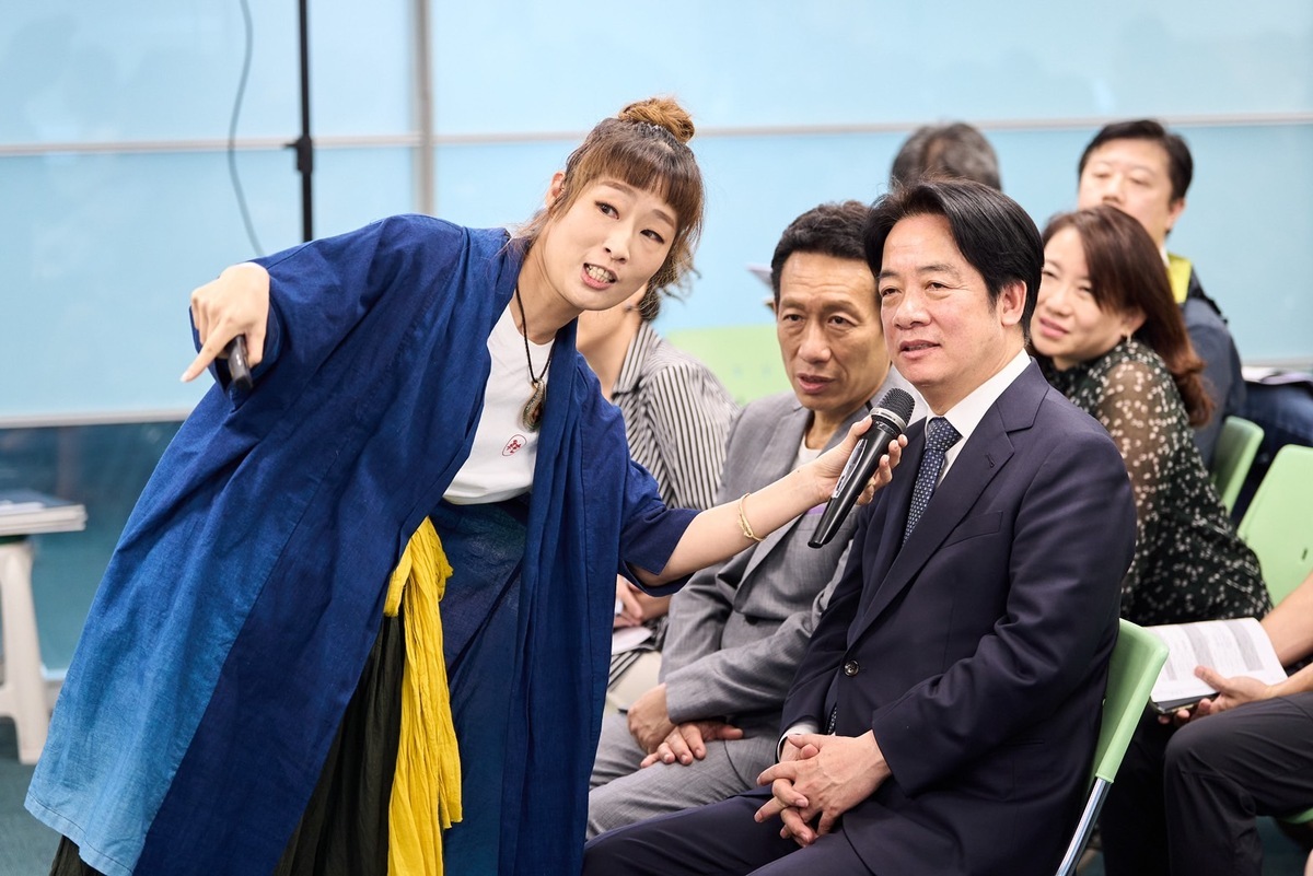 民進黨客家部22日在黨中央開客語課，找來《茶金》的客語老師張春泉，演員郭子乾及黨主席賴清德都出席。 圖：民進黨提供