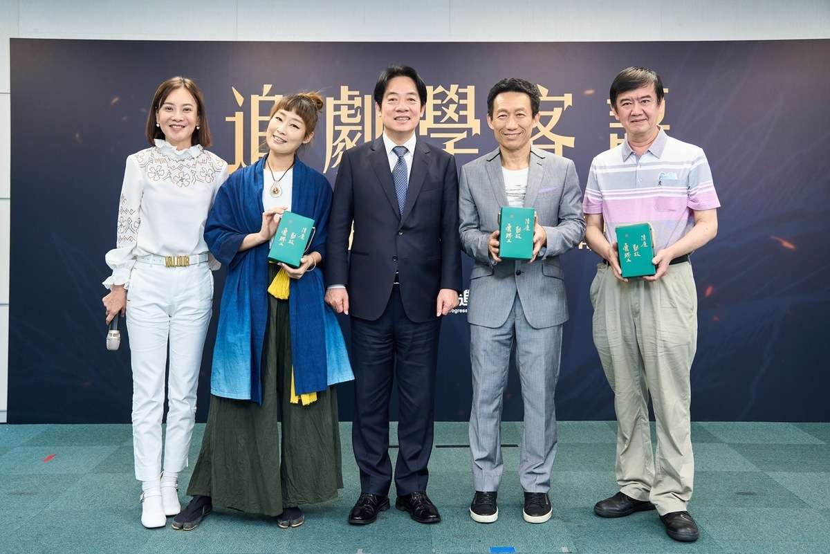 民進黨客家部22日在黨中央開客語課，找來《茶金》的客語老師張春泉，演員郭子乾及黨主席賴清德都出席。 圖：民進黨提供