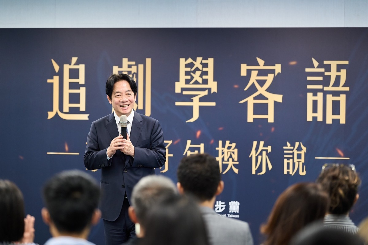 民進黨客家部22日在黨中央開客語課，找來《茶金》的客語老師張春泉，演員郭子乾及黨主席賴清德都出席。 圖：民進黨提供