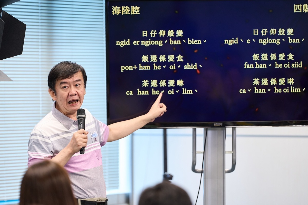 民進黨客家部22日在黨中央開客語課，找來《茶金》的客語老師張春泉，演員郭子乾及黨主席賴清德都出席。 圖：民進黨提供