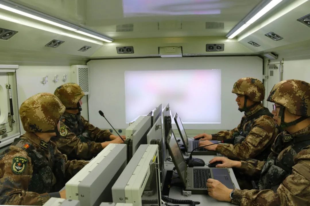 解放軍電戰部隊操作電戰系統。 圖 : 翻攝自東部戰區