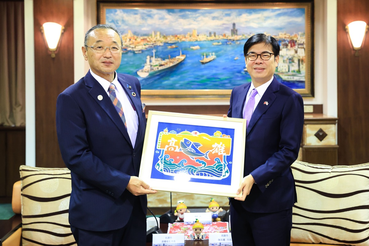 陳其邁(右)致贈渡邊竜五大漁旗。 圖：高雄市政府提供