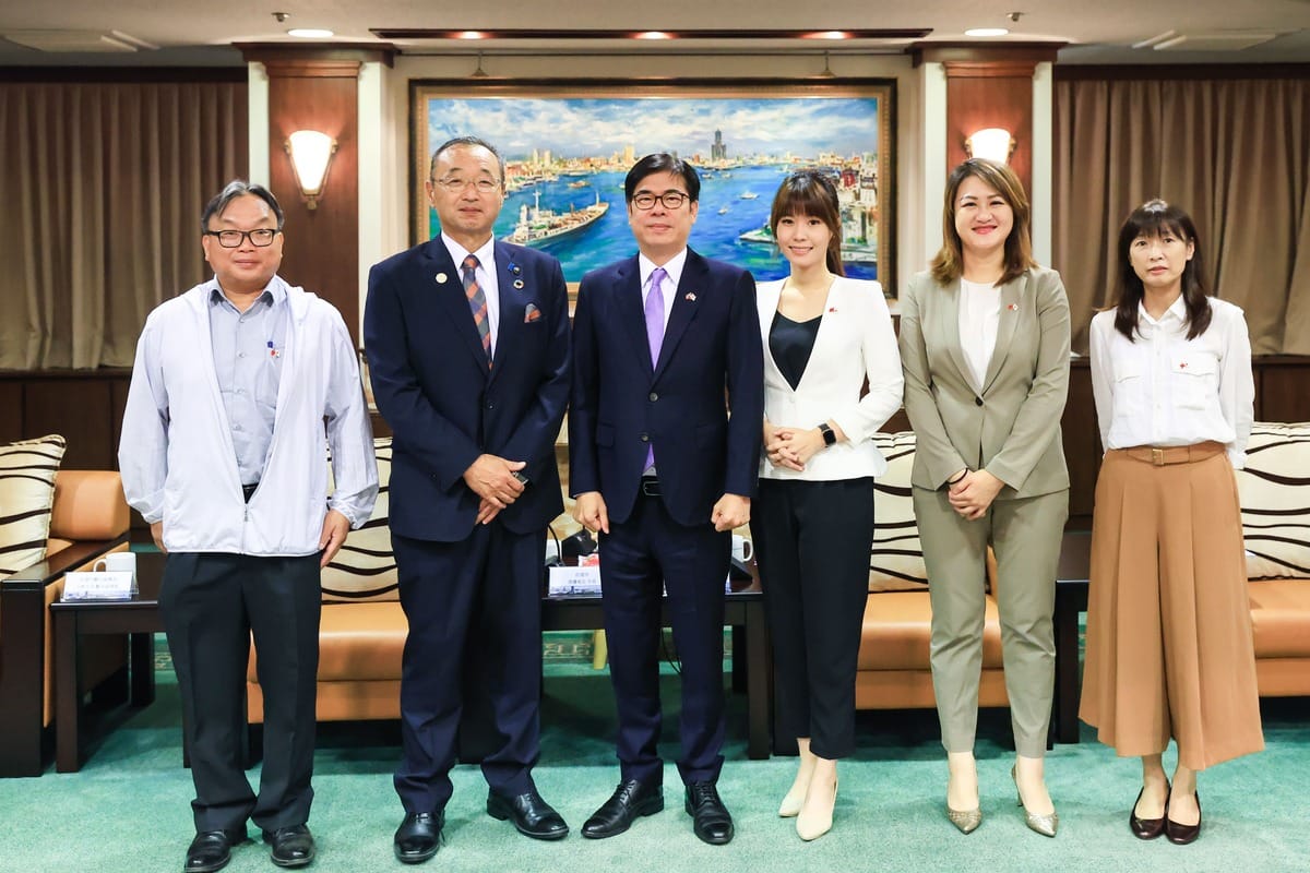 渡邊竜五(左二)與陳其邁(左三)及市府團隊。 圖：高雄市政府提供