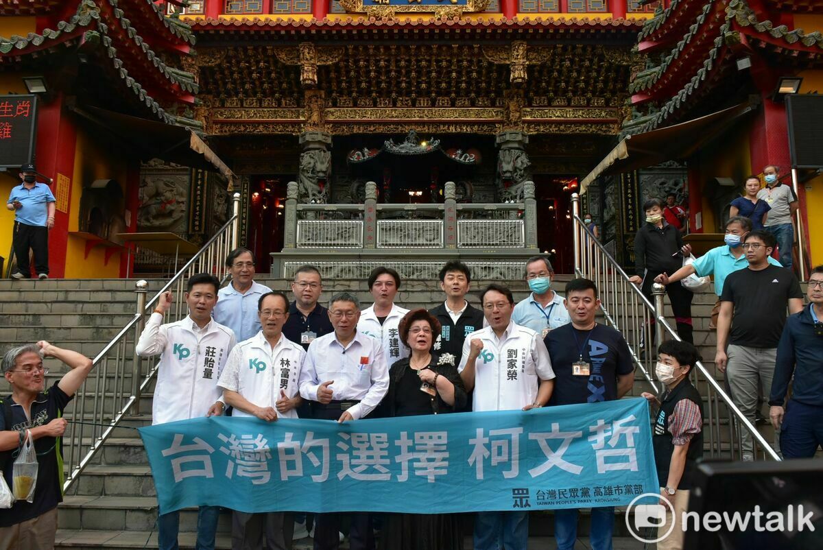 柯文哲(前排左三)南下高雄玉皇宮參拜。 圖： 孫家銘攝