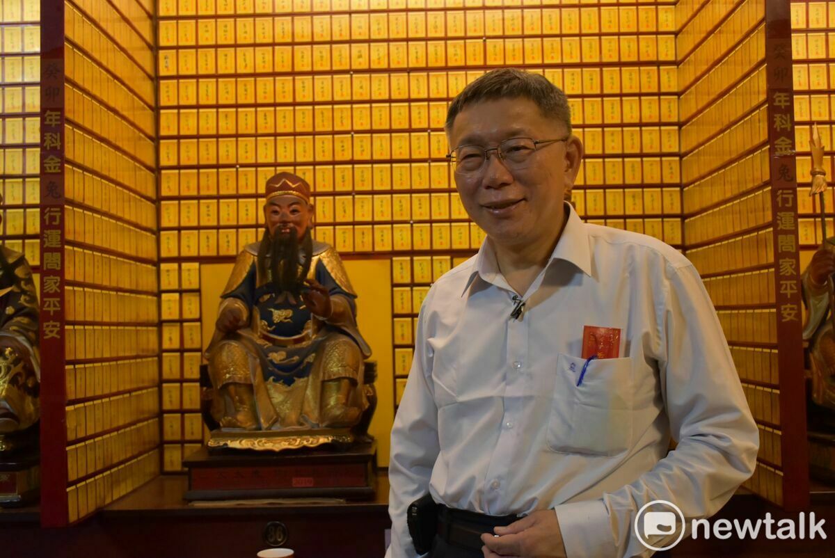 柯文哲與自己的本命太歲合影。 圖： 孫家銘攝